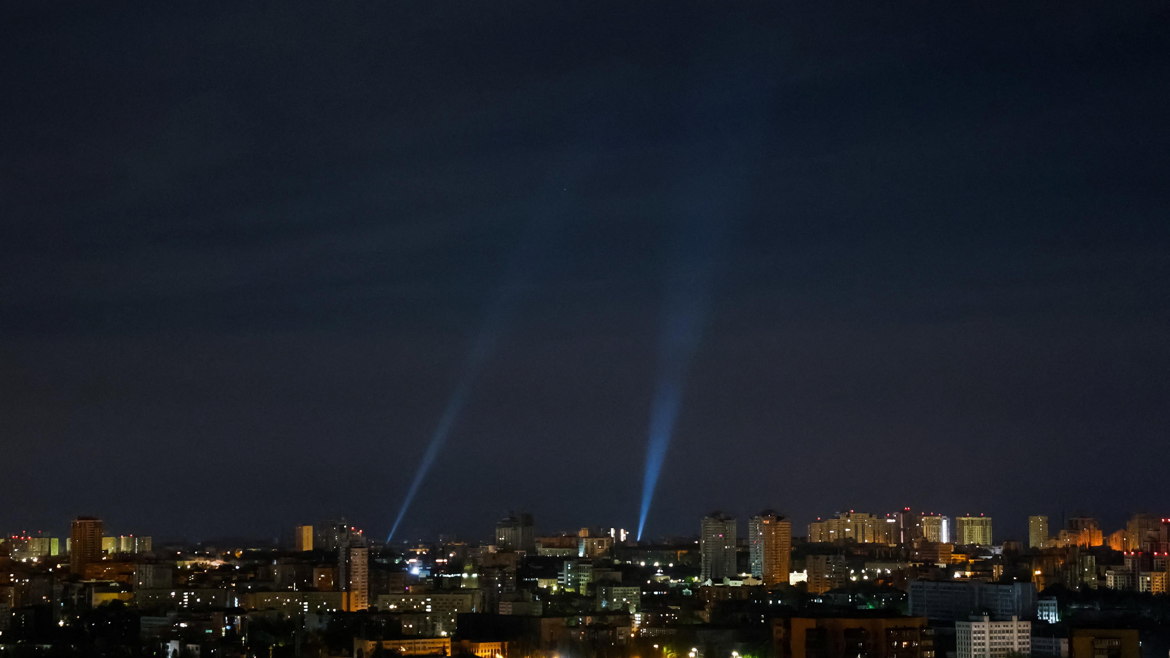 Suchscheinwerfer suchen den Himmel über Kiew ab