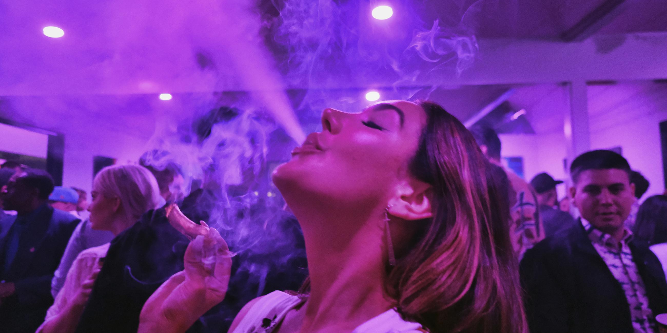 Eine Frau raucht einen Joint mit Marihuana