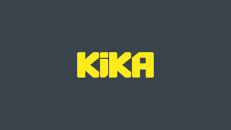 Das Logo von KiKA auf dunklem Hintergrund.