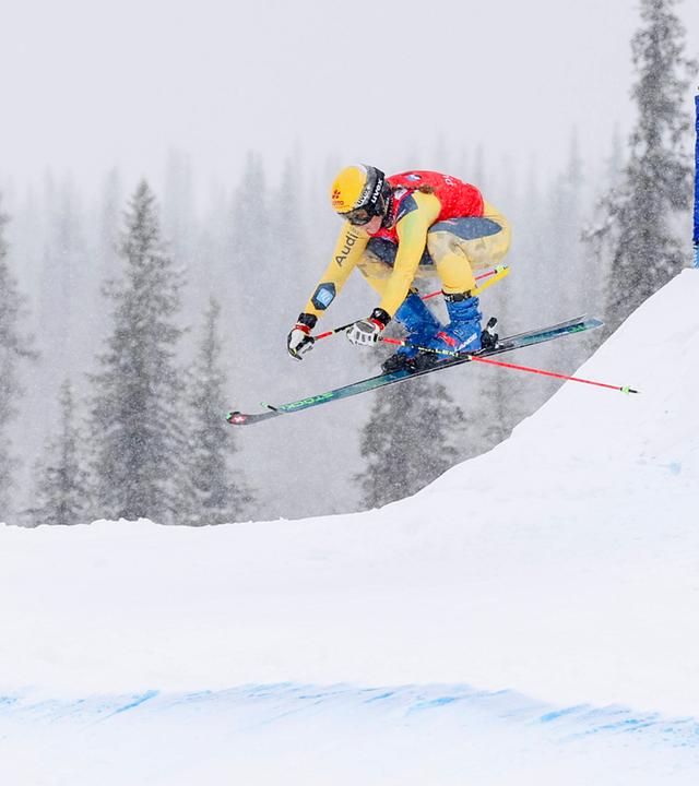 Der deutsche Freestyle-Skifahrer Kilian Himmelsbach springt beim FIS Skicross Weltcup in Gallivare vom Hügel ab