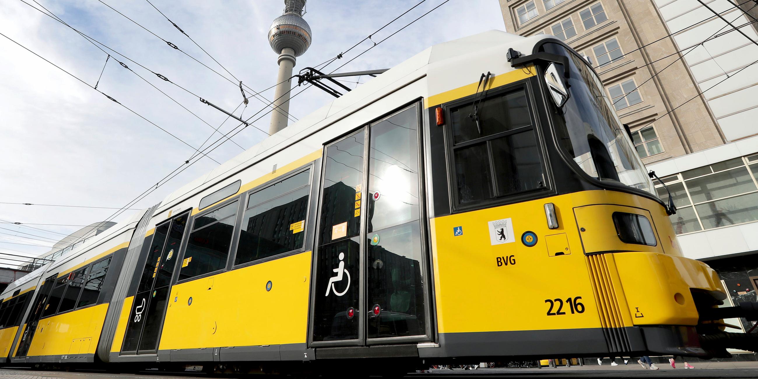 Das Bild zeigt eine U-Bahn in Berlin mit dem Fernsehturm im Hintergrund. 