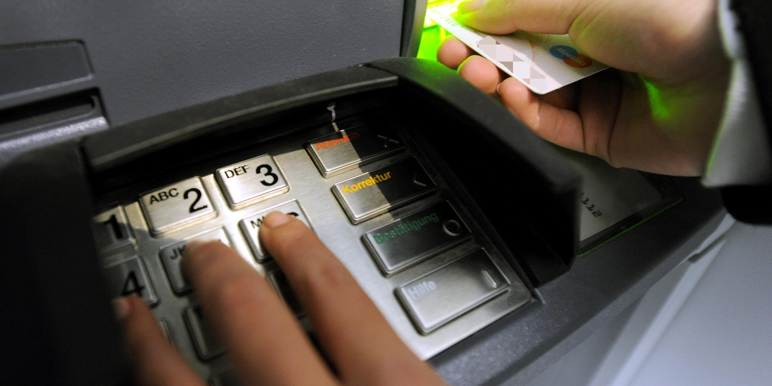 Der Text zeigt wie bei einem Geldautomaten eine Nummer eingegeben und eine Karte eingelesen wird.