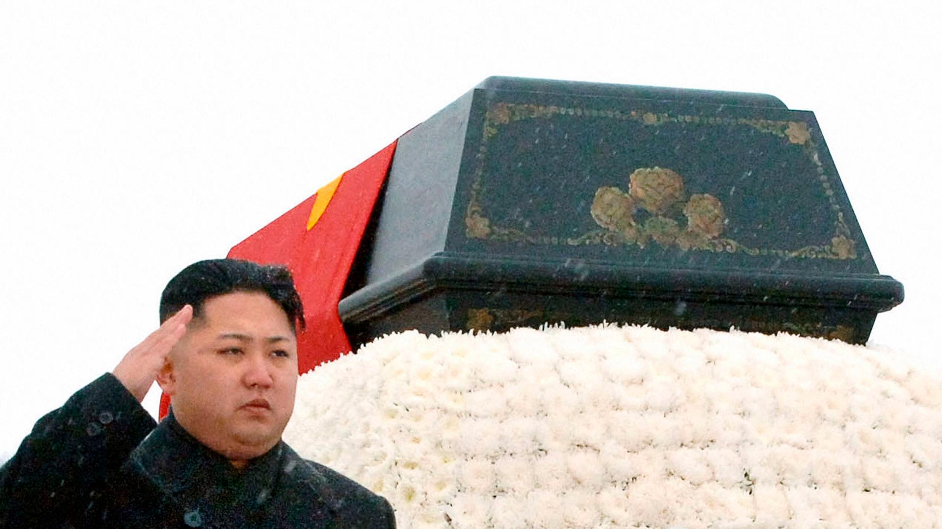 Kim Jong-un mit dem Sarg seines Vaters - 2011