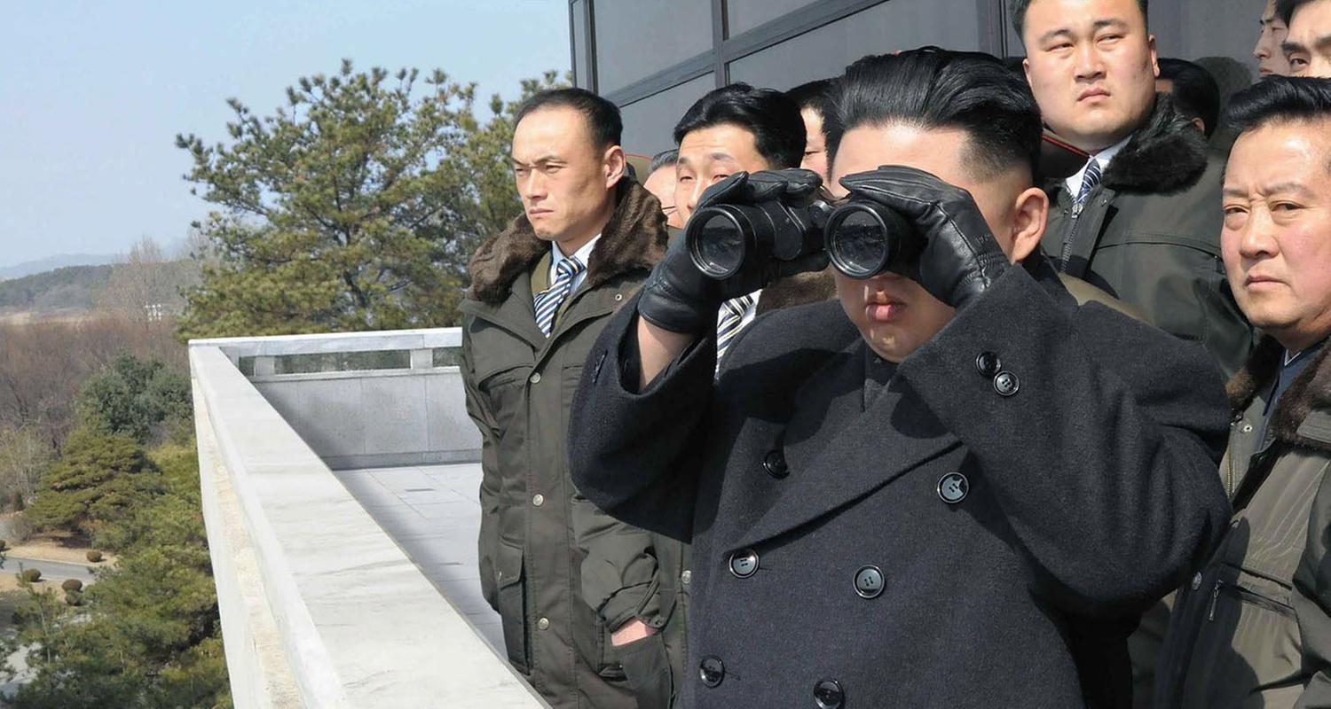 Kim Jong-un mit dem Fernglas an der Grenze zu Südkorea - 2012