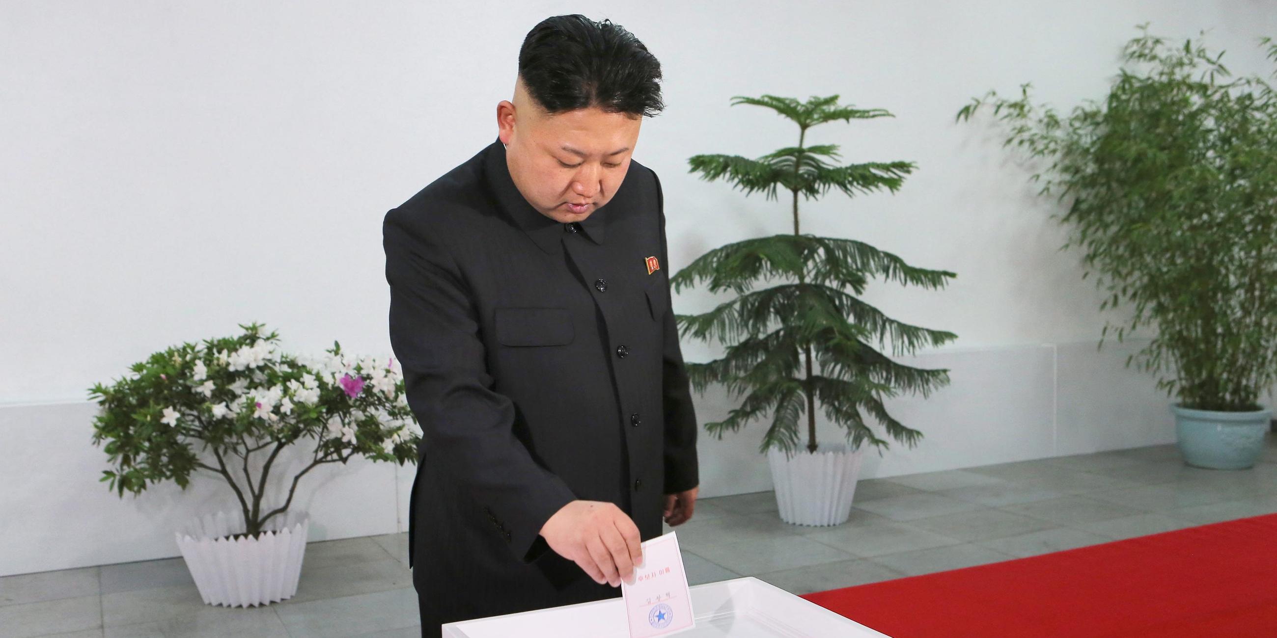 Kim Jong-un bei der Abgabe seines Wahlzettels - 2014