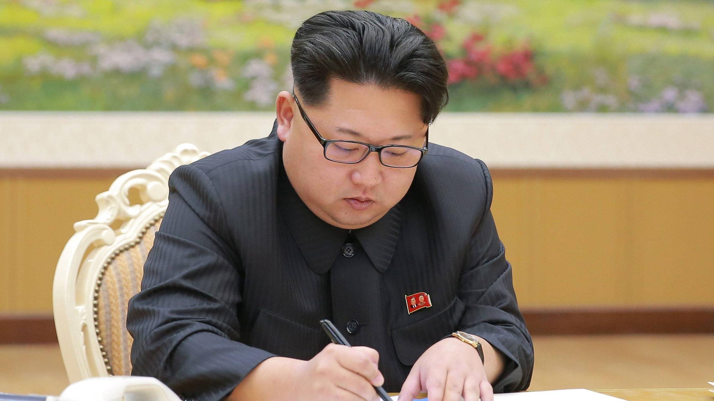 Kim Jong-un unterzeichnet Befehl für Test einer Wasserstoffbombe - 2015