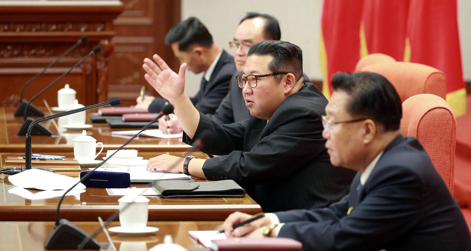 Kim Jong-un spricht während einer Plenarsitzung des Zentralkomitees der regierenden Arbeiterpartei in Pjöngjang - 2021