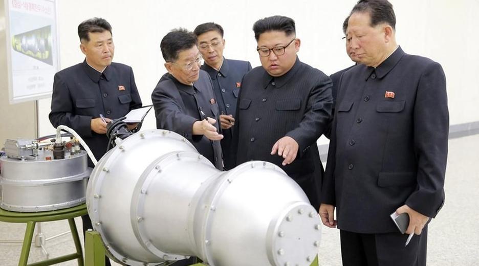 Eine am 03.09.2017 verbreteite Aufnahme, die Nordkoreas Staatschef Kim Jong Un mit einem angeblichen Wasserstoffbomben-Sprengkopf zeigt. 