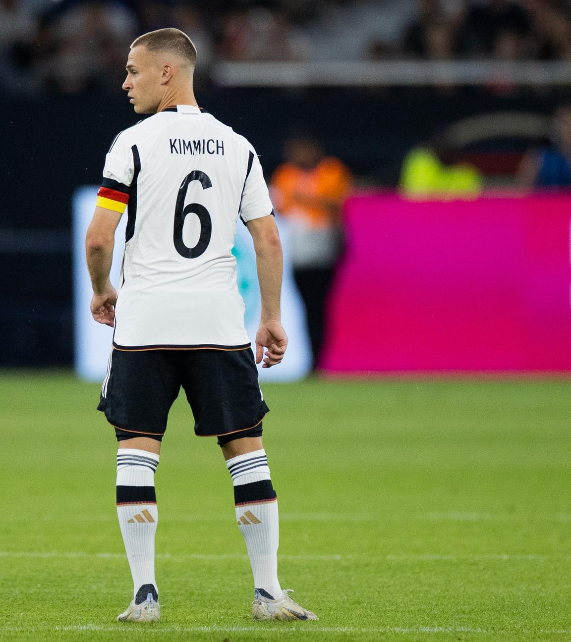 Fußball-Länderspiele Deutschland - Kolumbien: Joshua Kimmich steht auf dem Platz und schaut nach links.