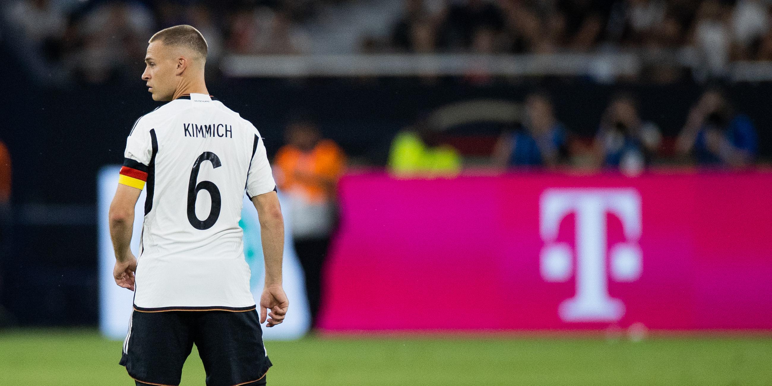 Fußball-Länderspiele Deutschland - Kolumbien: Joshua Kimmich steht auf dem Platz und schaut nach links.