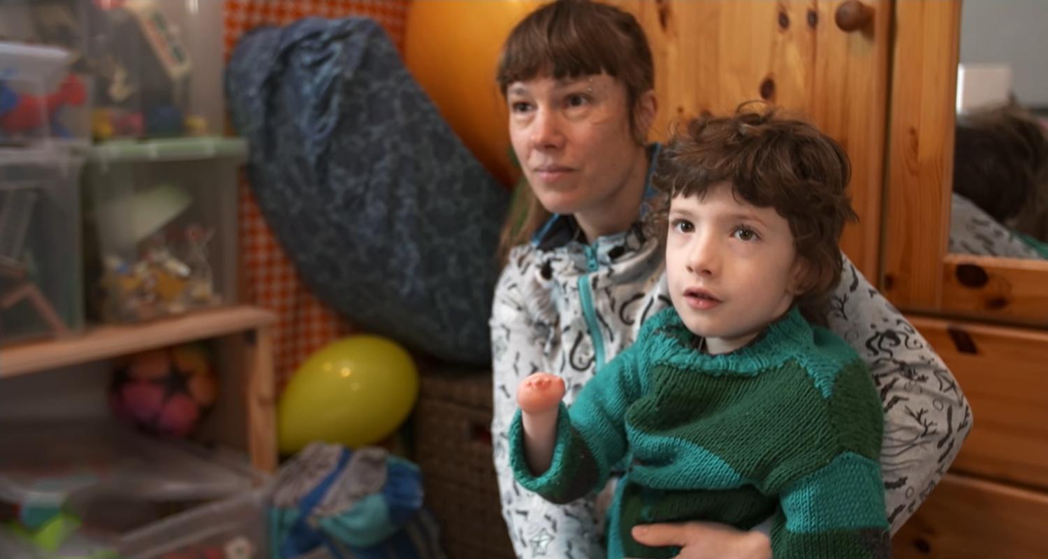 Bennet und seine Mutter sitzen zusammen in seinem Kinderzimmer