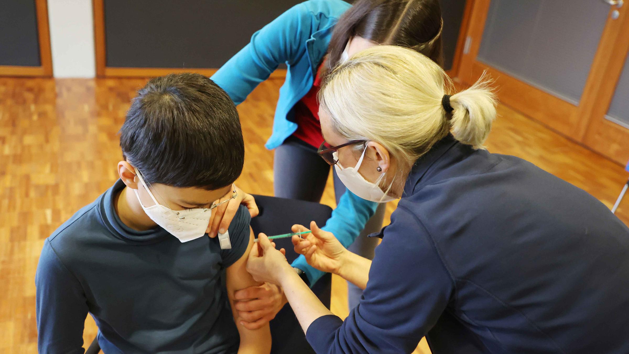 Kind wird mit Biontech geimpft