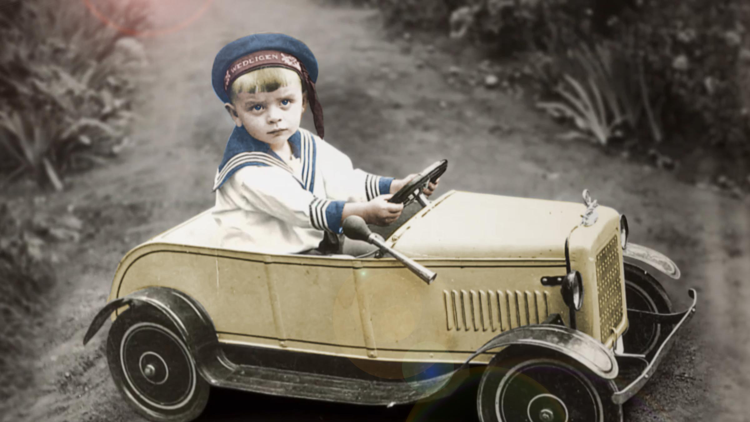 Kind in Spielzeugauto