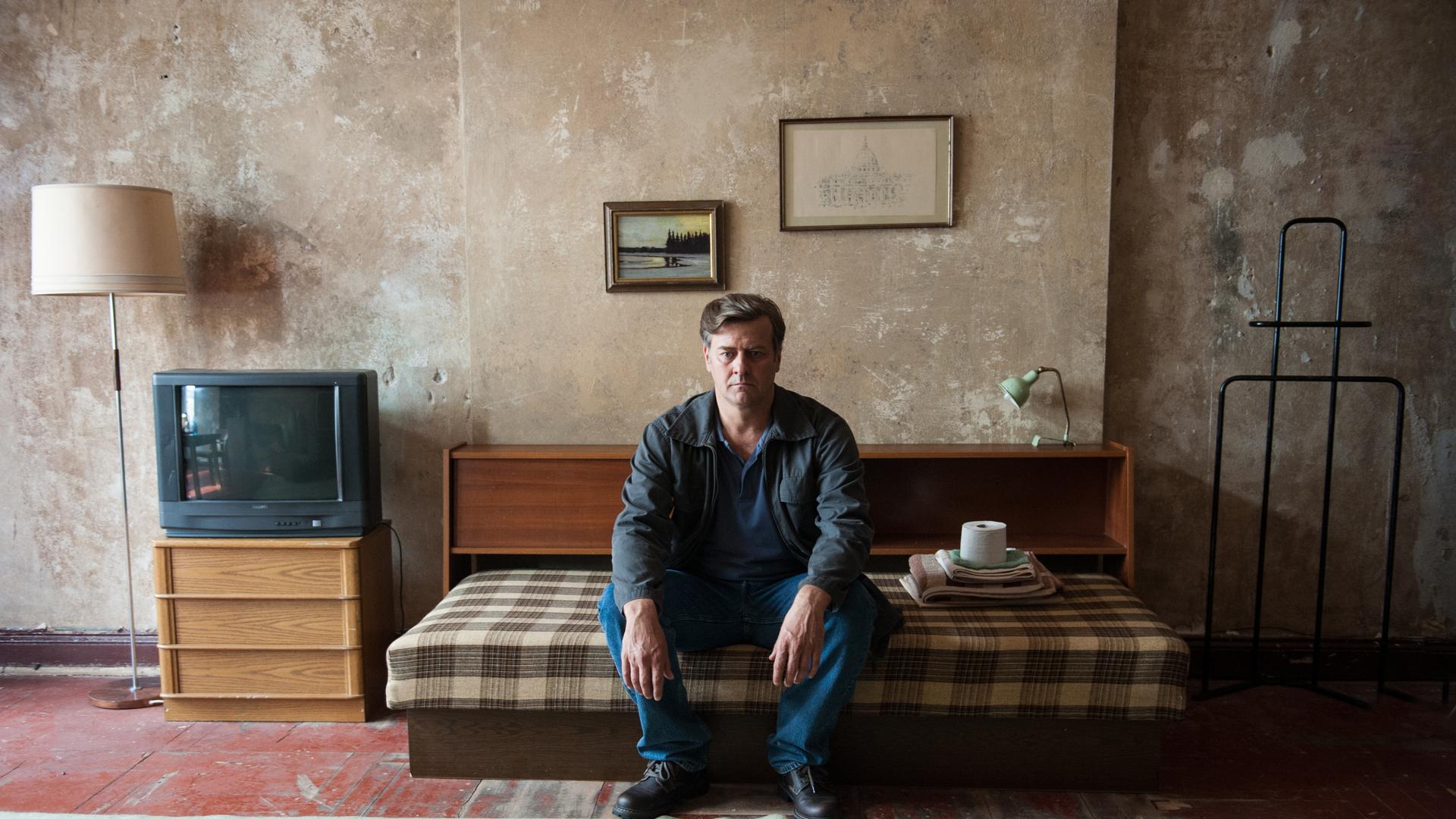 Holbrecht (Markus Mittermeier) sitzt  in seiner neuen Wohnung. 