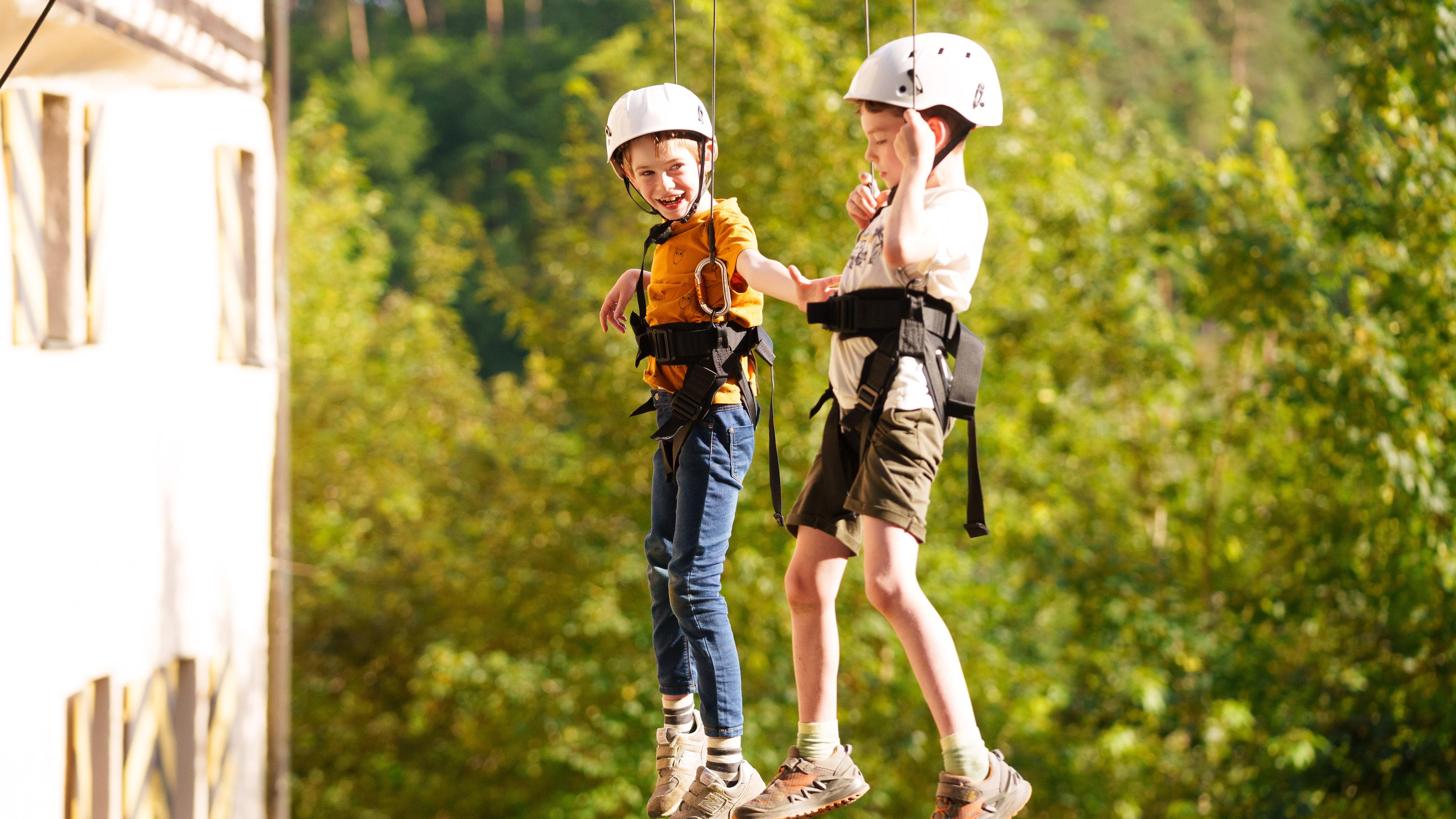 Die Kinder trainieren das "Fliegen"