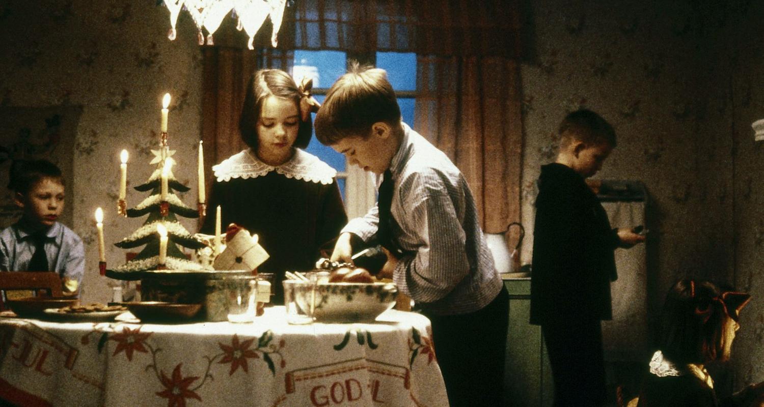 Bosse (Henrik Larsson, l.), Inga (Anna Sahlin, 2.v.l.), Lasse (Crispin Dickson Wendenius, 2.v.r.) und Ole (Harald Lönnbro, r.) feiern Weihnachten bei reich gedecktem Tisch.