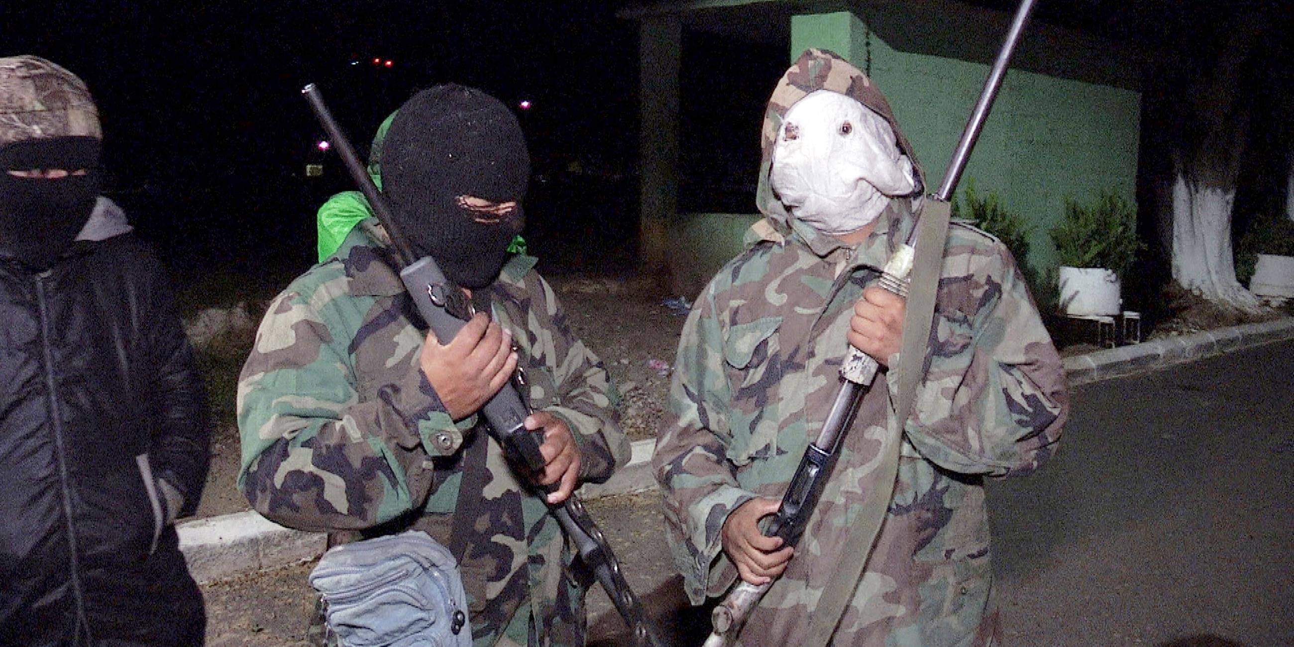 "Kinder der Gewalt - Guatemalas Jugendbanden": Zwei vermummte Männer mit Sturmmasken und Waffen stehen nachts auf einer Straße.