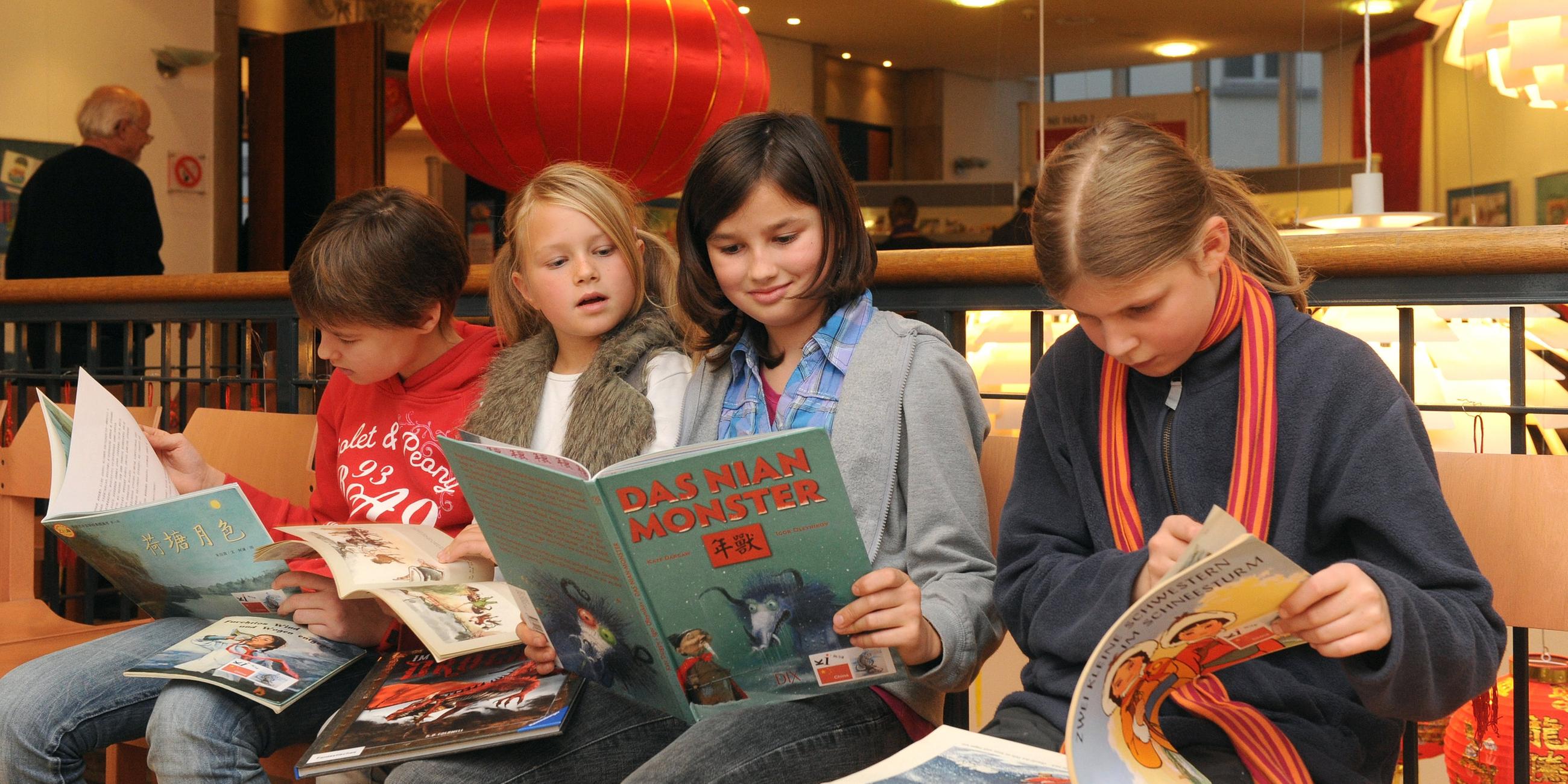 Kinder lesen auf der Kinder- und Jugendbuchmesse in Oldenburg, Archivbild