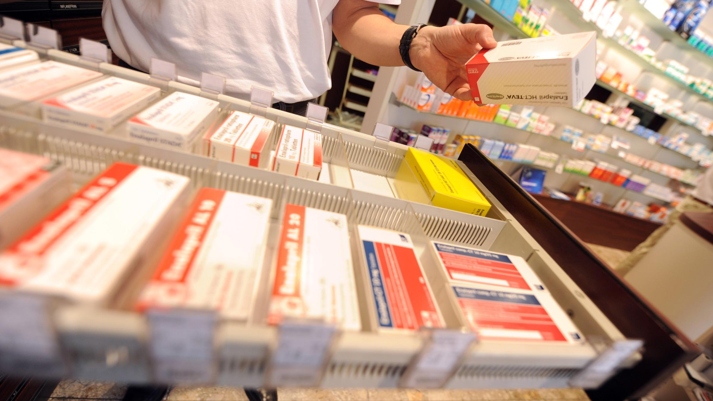 In einer Apotheke in Baden-Baden wird am 09.08.2012 ein Medikament aus einem Regal genommen. 