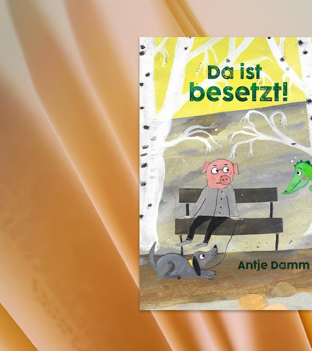Das Kinderbuchcover "Da ist besetzt!". Der Titel steht oben zwischen zwei Bäumen. Darunter ist eine Bank gemalt, auf der ein Schwein sitzt, das einen Hund an der Leine hat. Hinter einem Baumstamm versteckt sich ein grüner Drache. Schwein und Drache blicken einander an. Der Autorinnenname Antje Damm steht unten rechts.