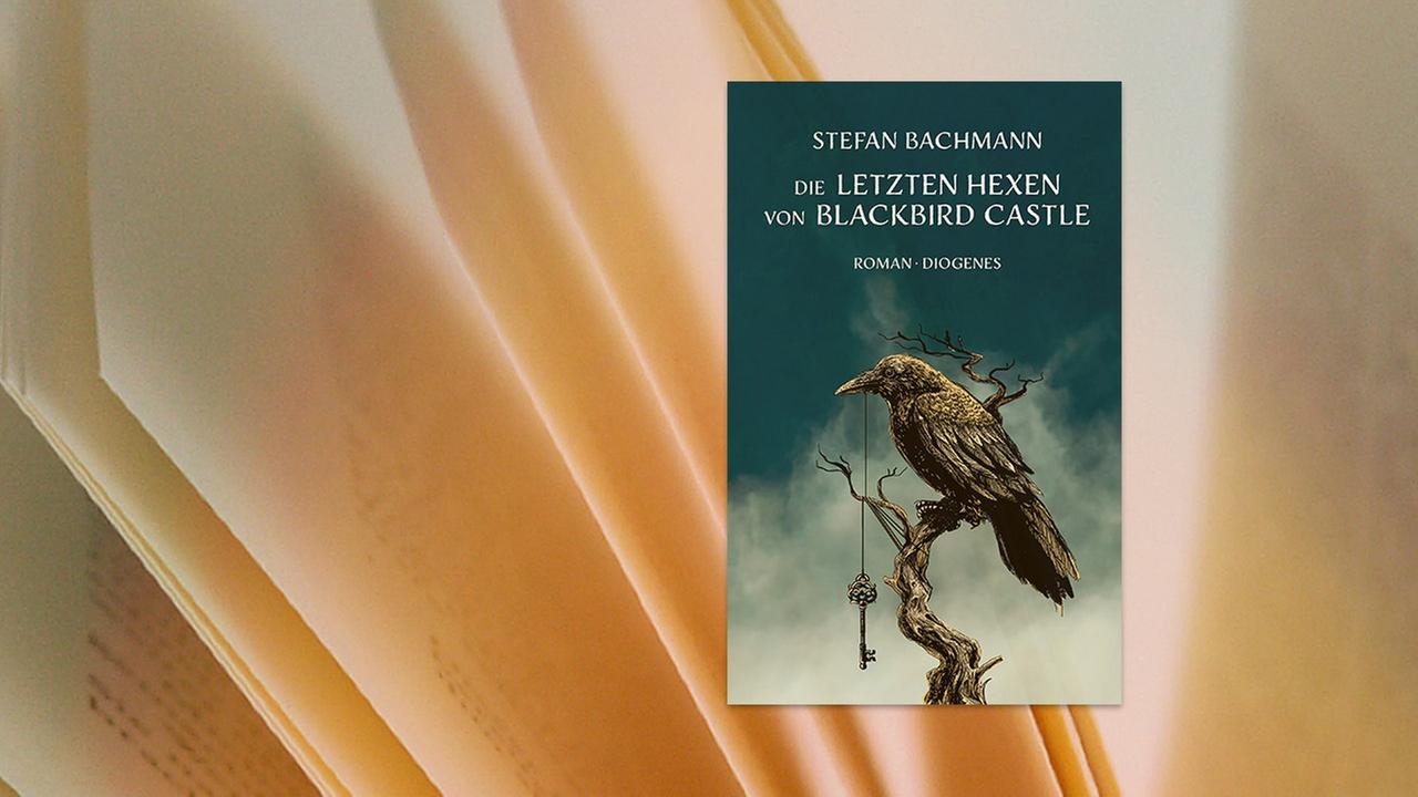 Auf dem Umschlag des Kinderbuchs "Die letzten Hexen von Blackbird Castle" sitzt eine Krähe auf einem knorrigen Ast und trägt einen großen Schlüssel an einem Band im Schnabel.