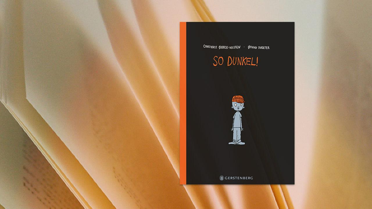 Auf dem Umschlag des Kinderbuches So dunkel ist ein kleiner grauer Junge mit roter Mütze vor dunklem Hintergrund zu sehen.