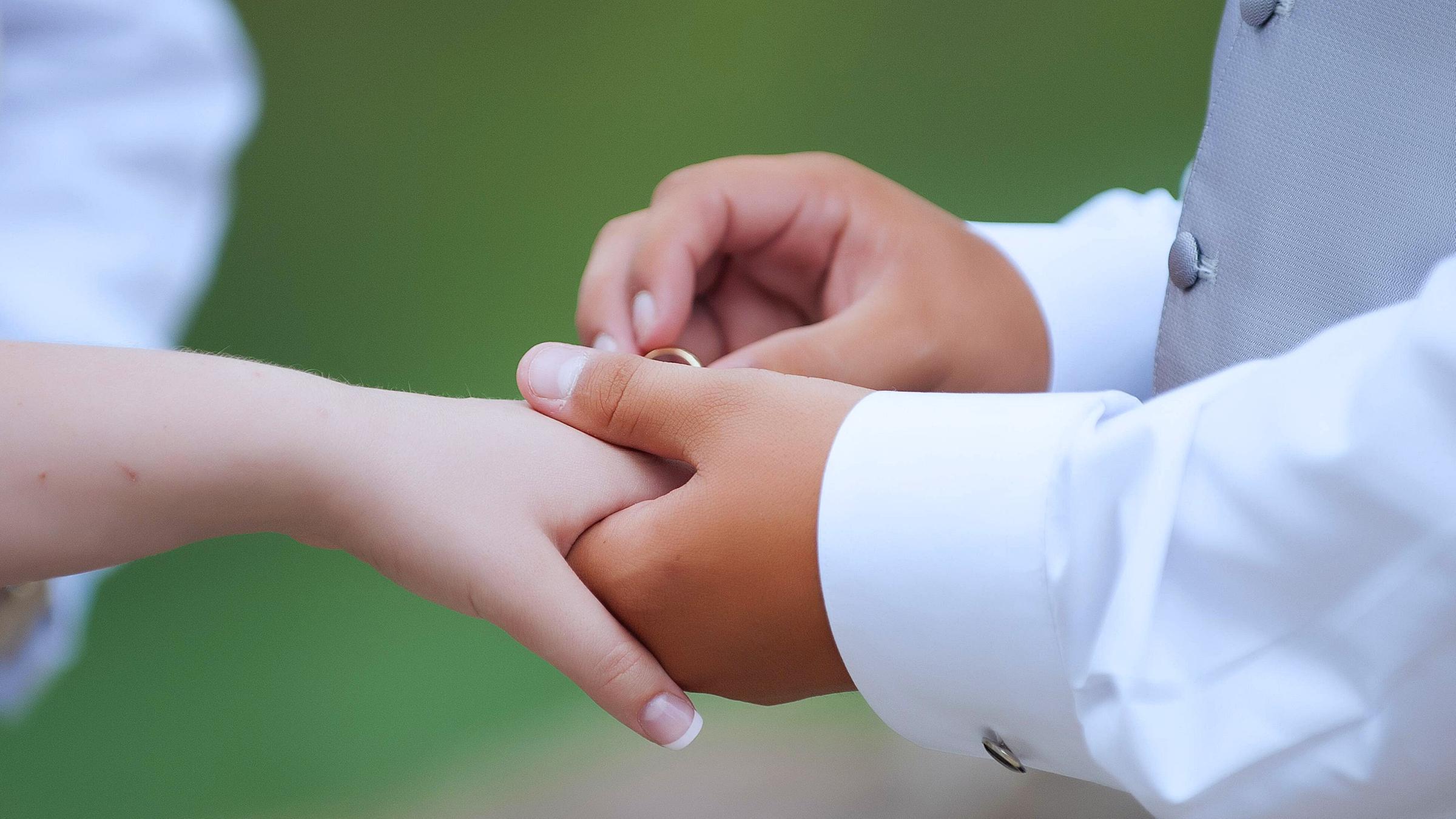 Archiv: Ringtausch während einer Hochzeit