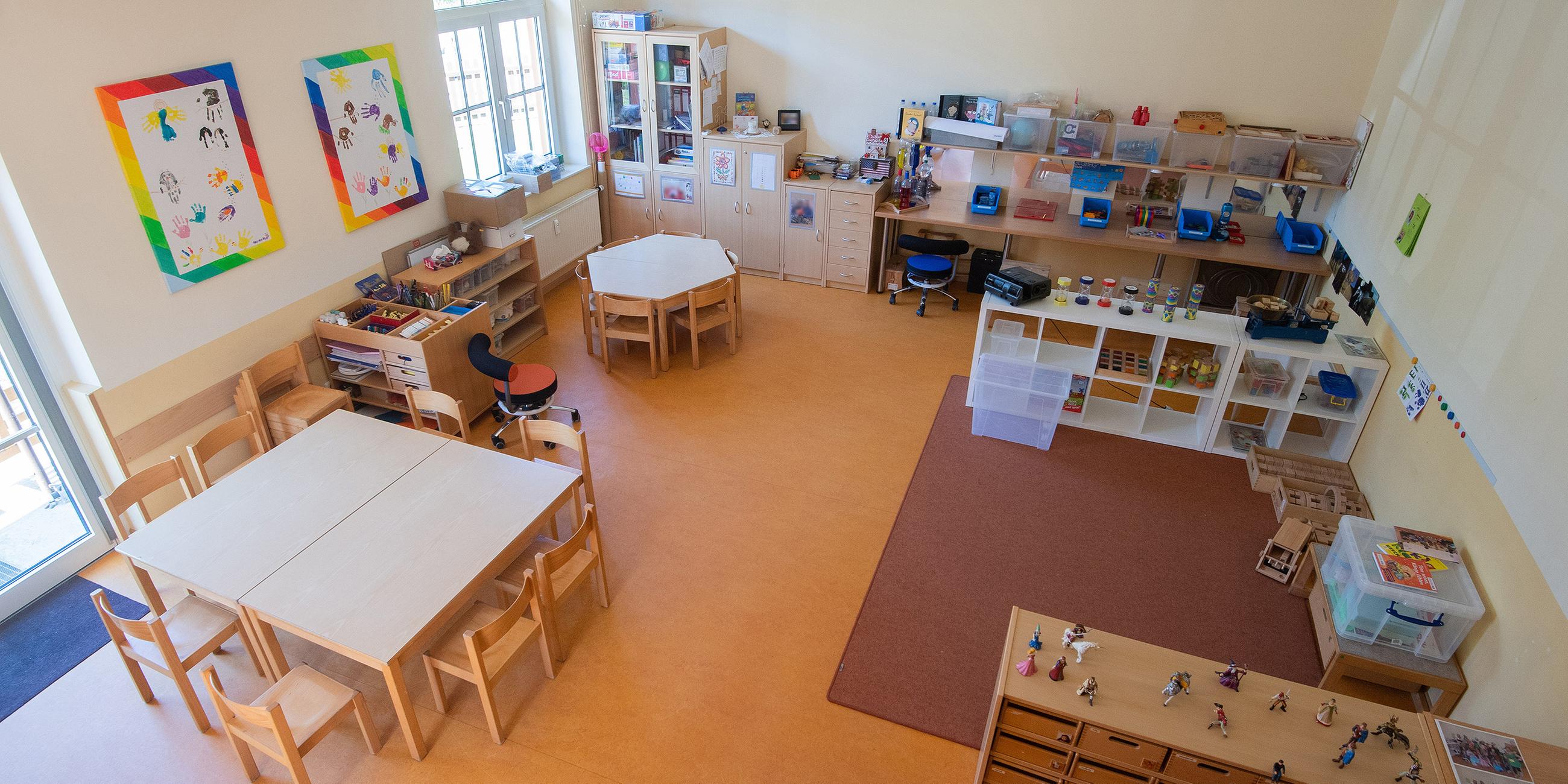 Leerer Gruppenraum in einem Kindergarten
