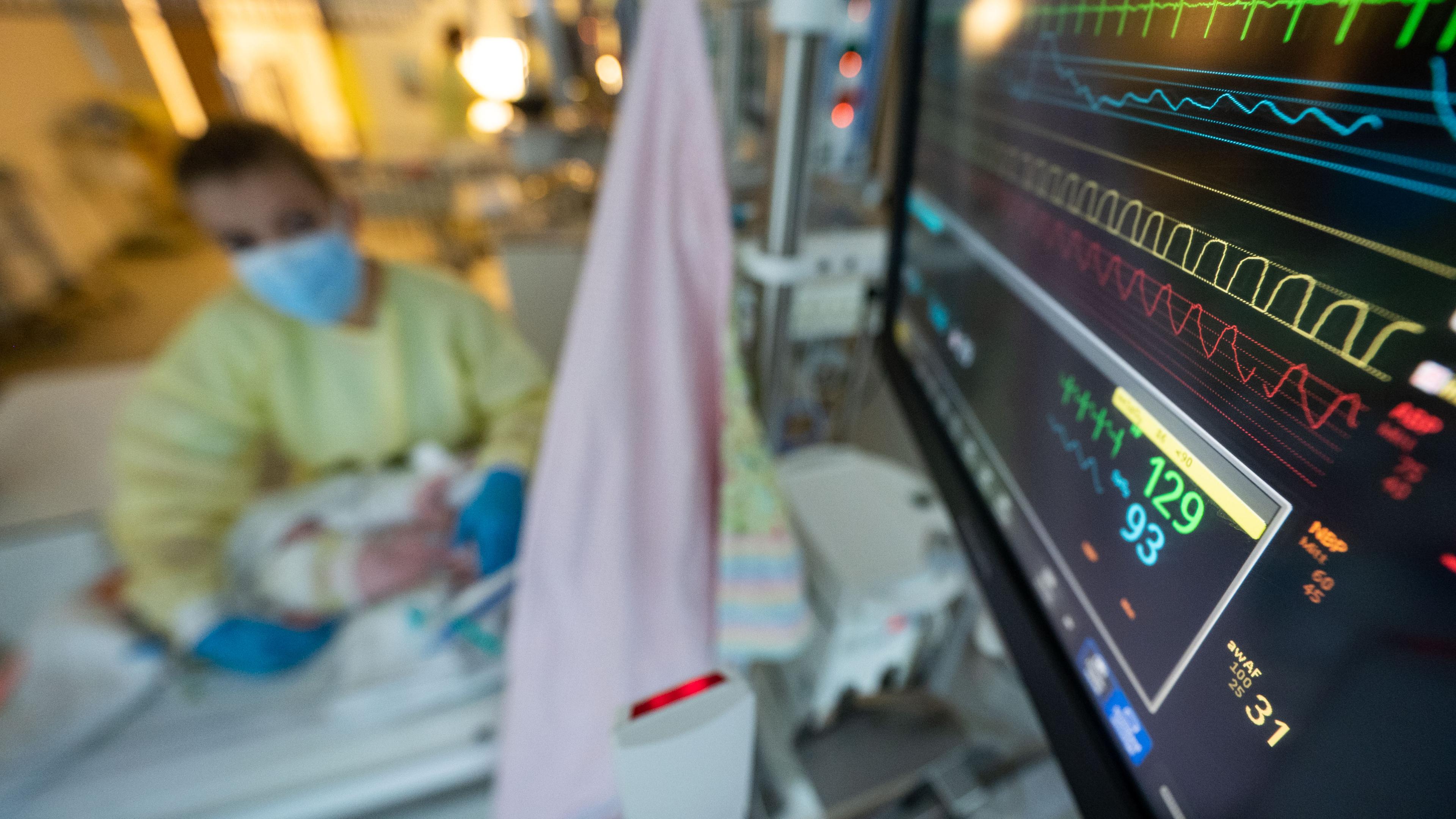 Eine Intensivpflegerin versorgt auf der Kinder-Intensivstation des Olgahospitals des Klinkums Stuttgart einen am Respiratorischen Synzytial-Virus (RS-Virus oder RSV) erkrankten Patienten, der beatmet wird.