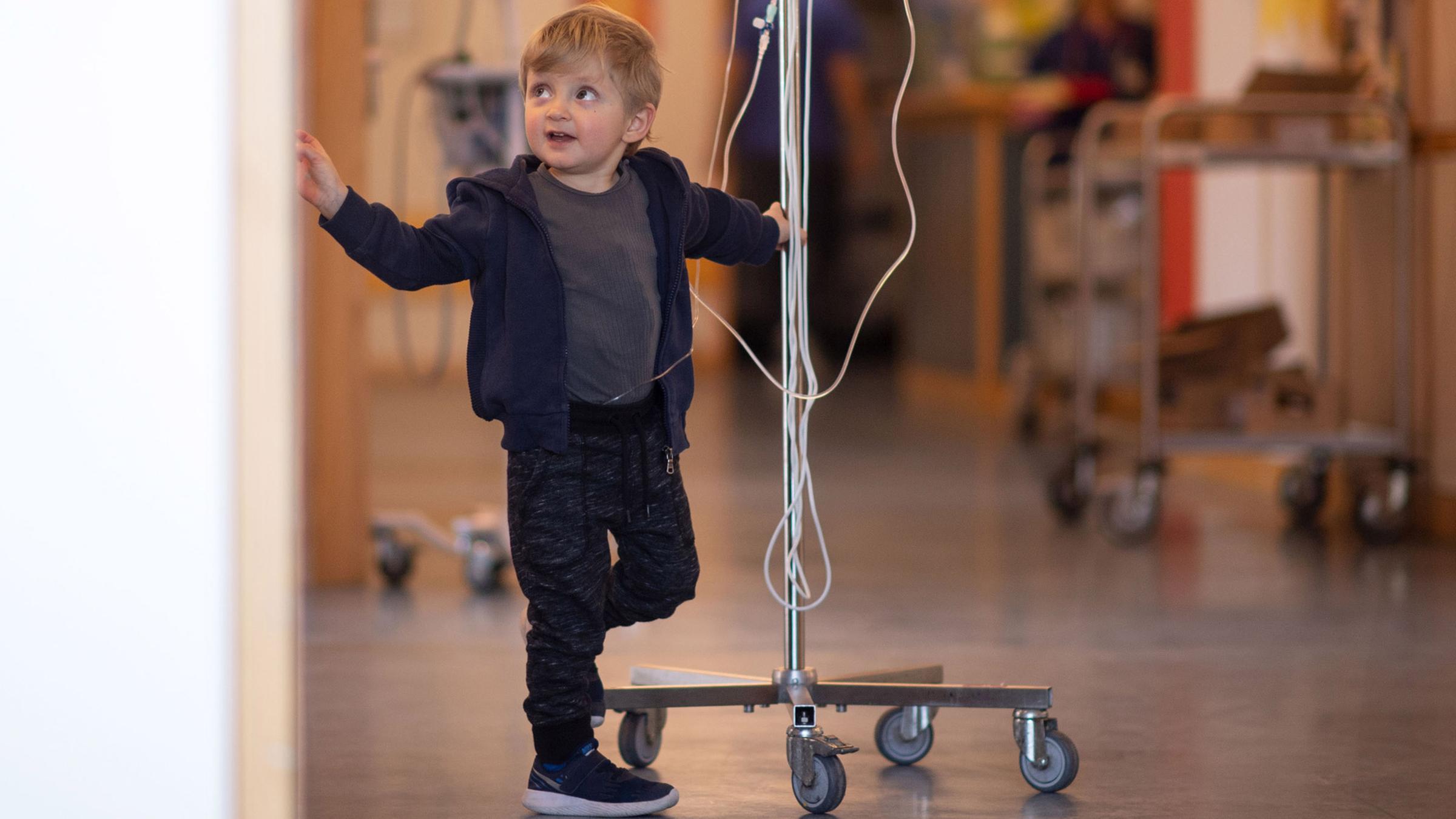 Levin Gebhardt, der an Blutkrebs erkrankt ist, steht in der Stammzellenstaiton der Kinderklinik des Universitätsklinikums Tübingen, aufgenommen am 14.05.2019