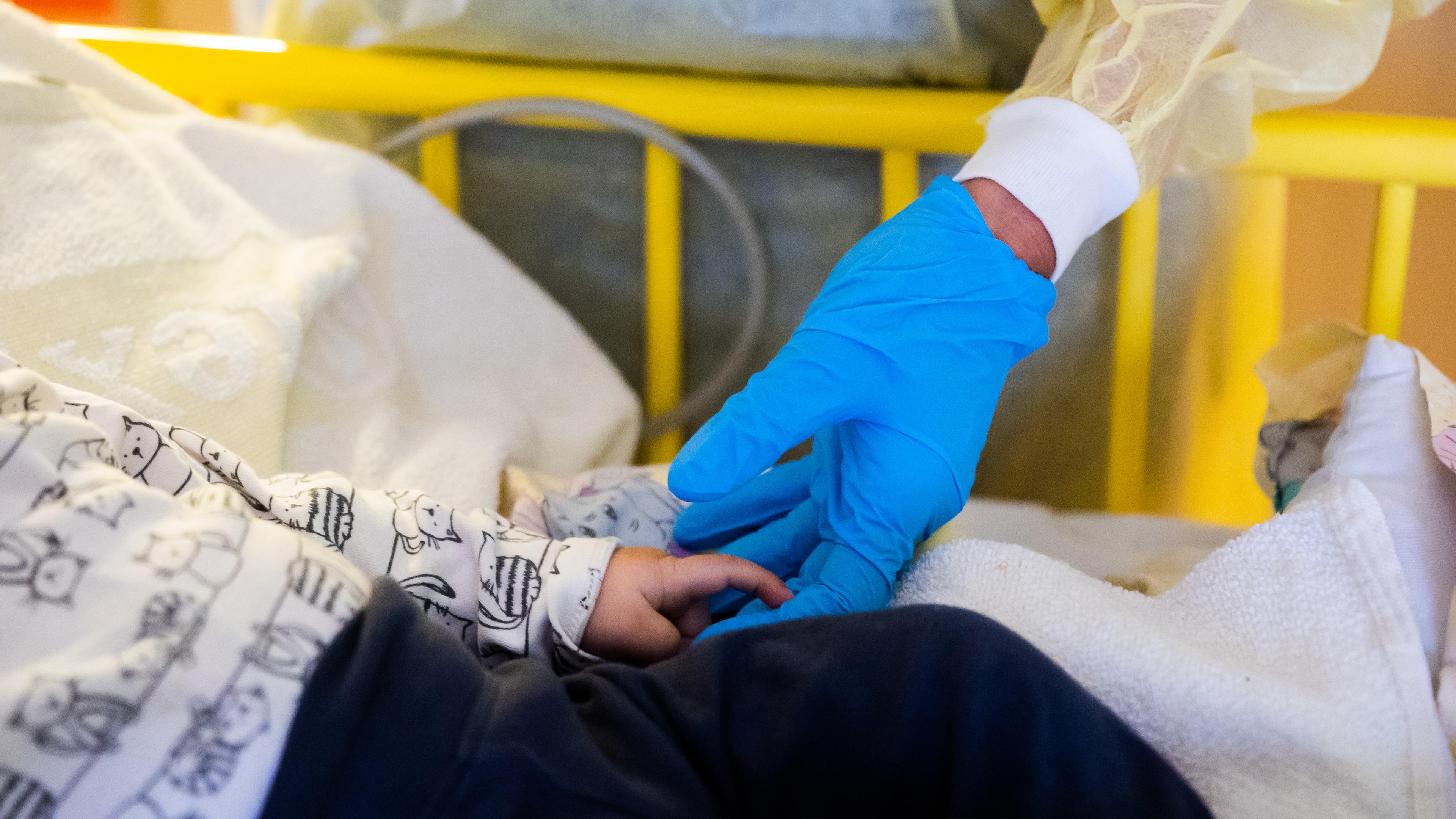 Beatrix Schmidt, Chefärtzin der Klinik für Kinder- und Jugendmedizin am St. Joseph-Krankenhaus, untersucht den achteinhalb Monate alten Omran Salem, der mit einem Atemwegsinfekt auf der Intensivstation in der Kinderklinik des St. Joseph-Krankenhauses non-invasiv liegt und non-invasiv beatmet wird (CPAP-Beatmung).