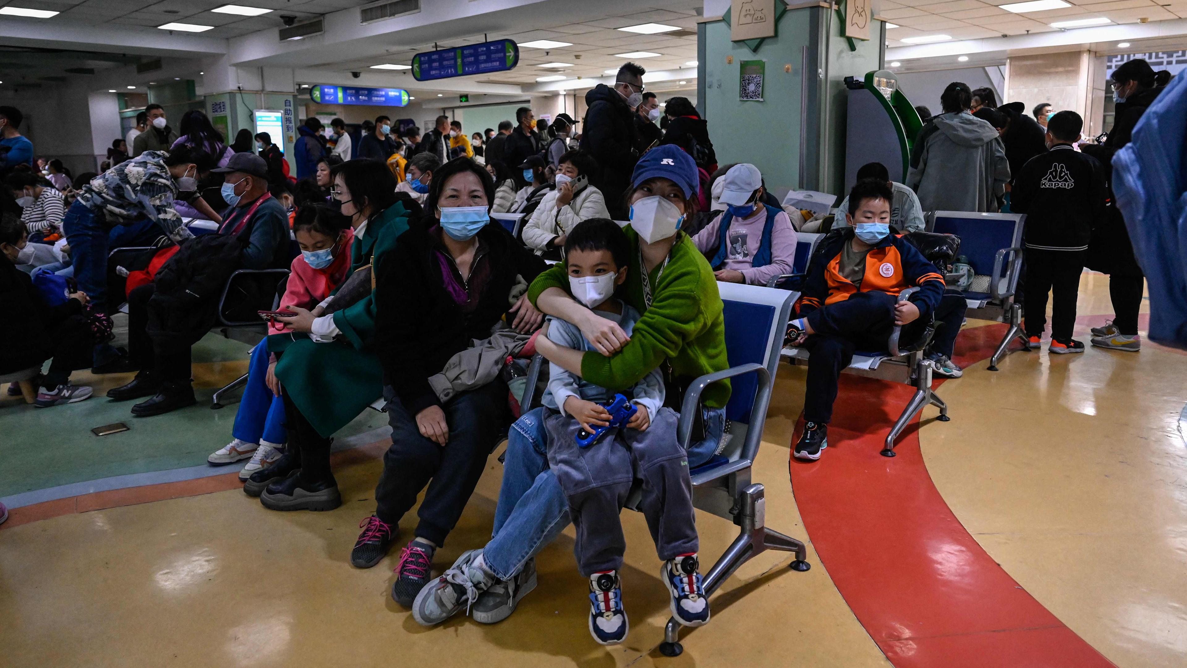 Kinder und ihre Eltern warten am 23. 11. 2023 in der Ambulanz eines Kinderkrankenhauses in Peking. 
