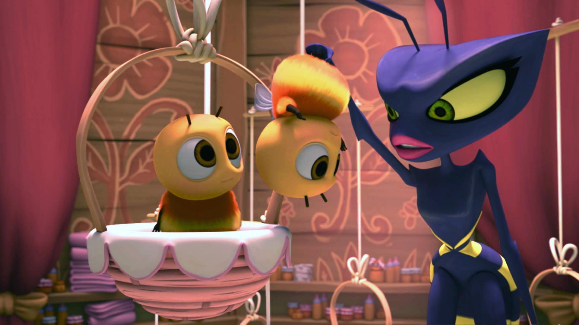 Wendy (rechts) hält ein Bienenkind (Mitte) an den Beinen hoch. Links daneben sitzt ein weiteres Bienenkind in einem Korb.