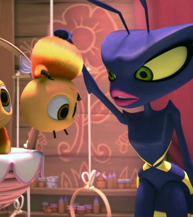 Wendy (rechts) hält ein Bienenkind (Mitte) an den Beinen hoch. Links daneben sitzt ein weiteres Bienenkind in einem Korb.