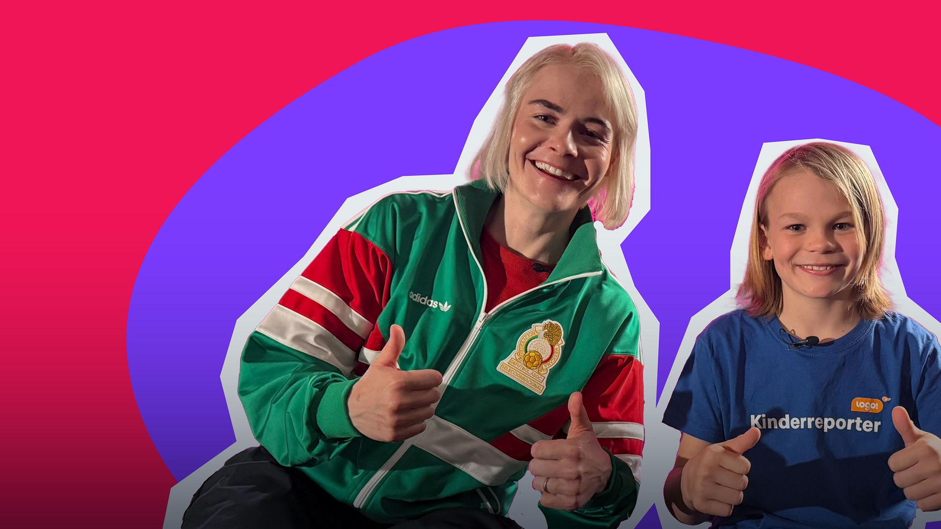 Ein Junge sitzt neben Hazel Brugger, sie lachen in die Kamera. 