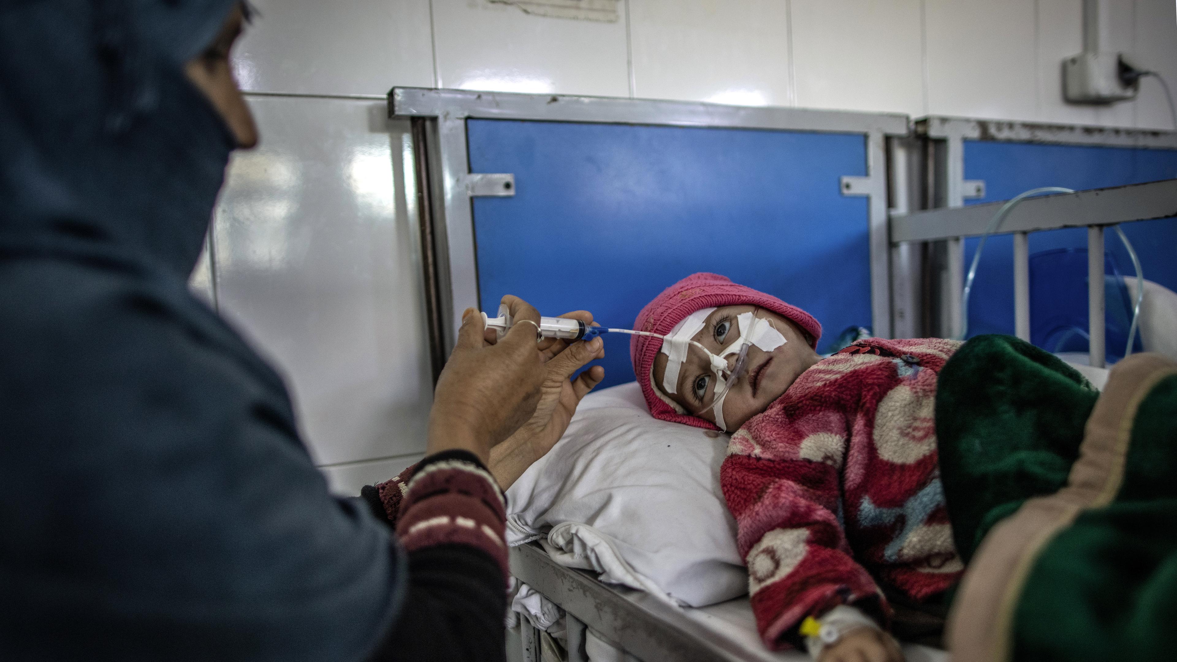 Eine afghanische Mutter füttert ihren Säugling in einer Station für schwere Unterernährung in einem Krankenhaus in Kabul, aufgenommen am 14.11.2022