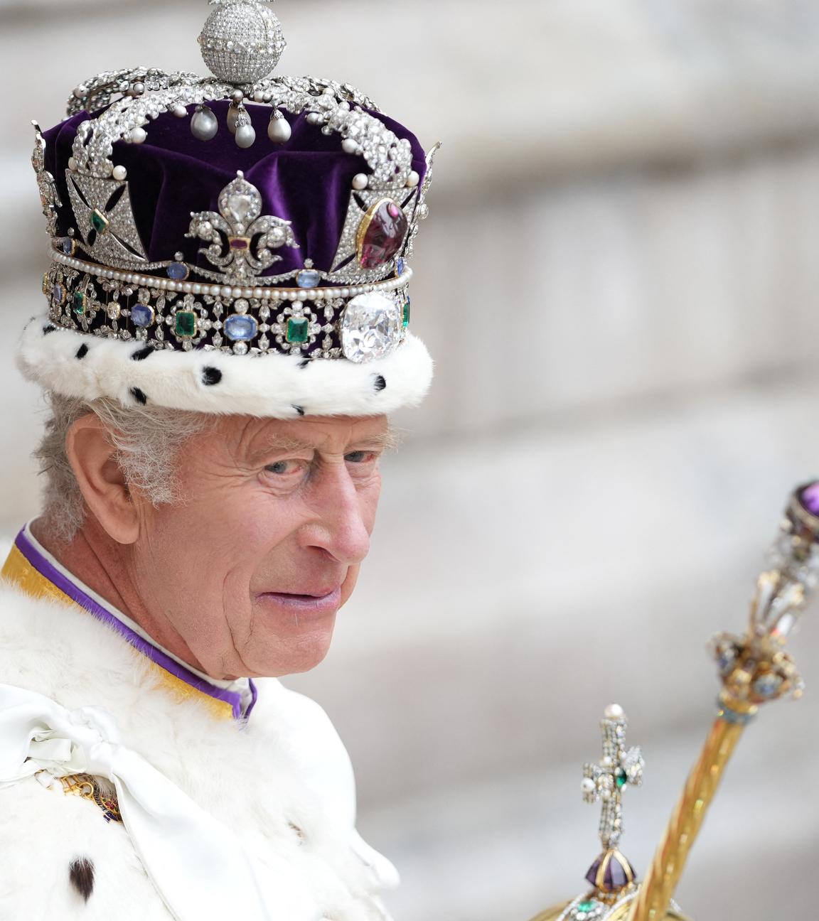 König Charles bei seiner Krönung vor einem Jahr, mit Krone und Zepter