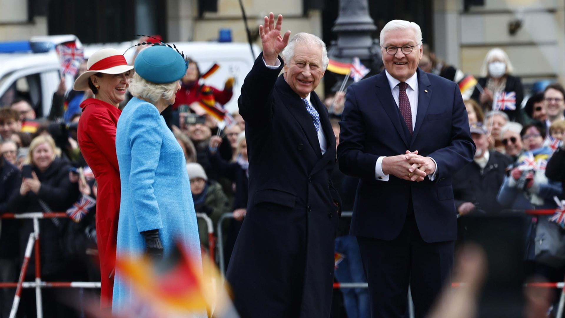 König Charles III mit Gattin Camilla und Frank-Walter Steinmeier