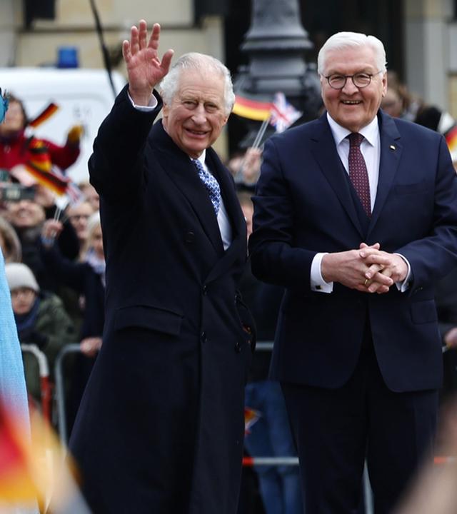 König Charles III mit Gattin Camilla und Frank-Walter Steinmeier