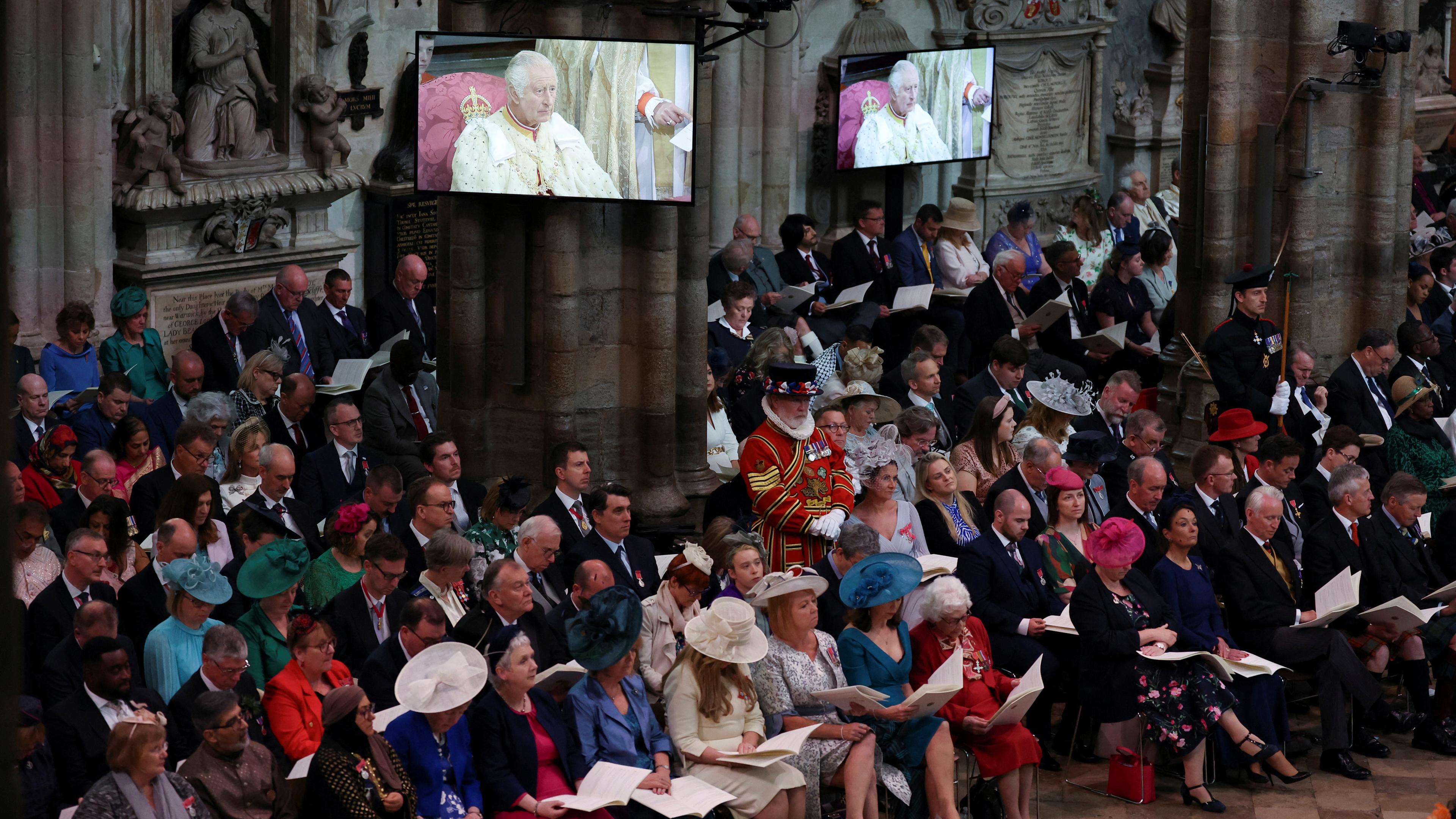 Gäste sitzen in der Westminster Abbey vor der Krönungsfeierlichkeit von King Charles III.