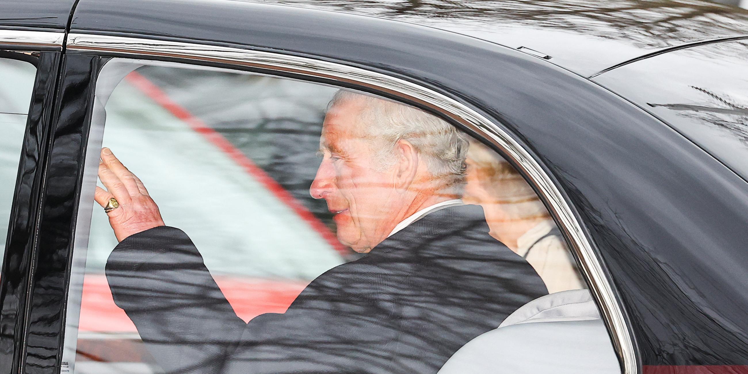 König Charles III. in einem Auto