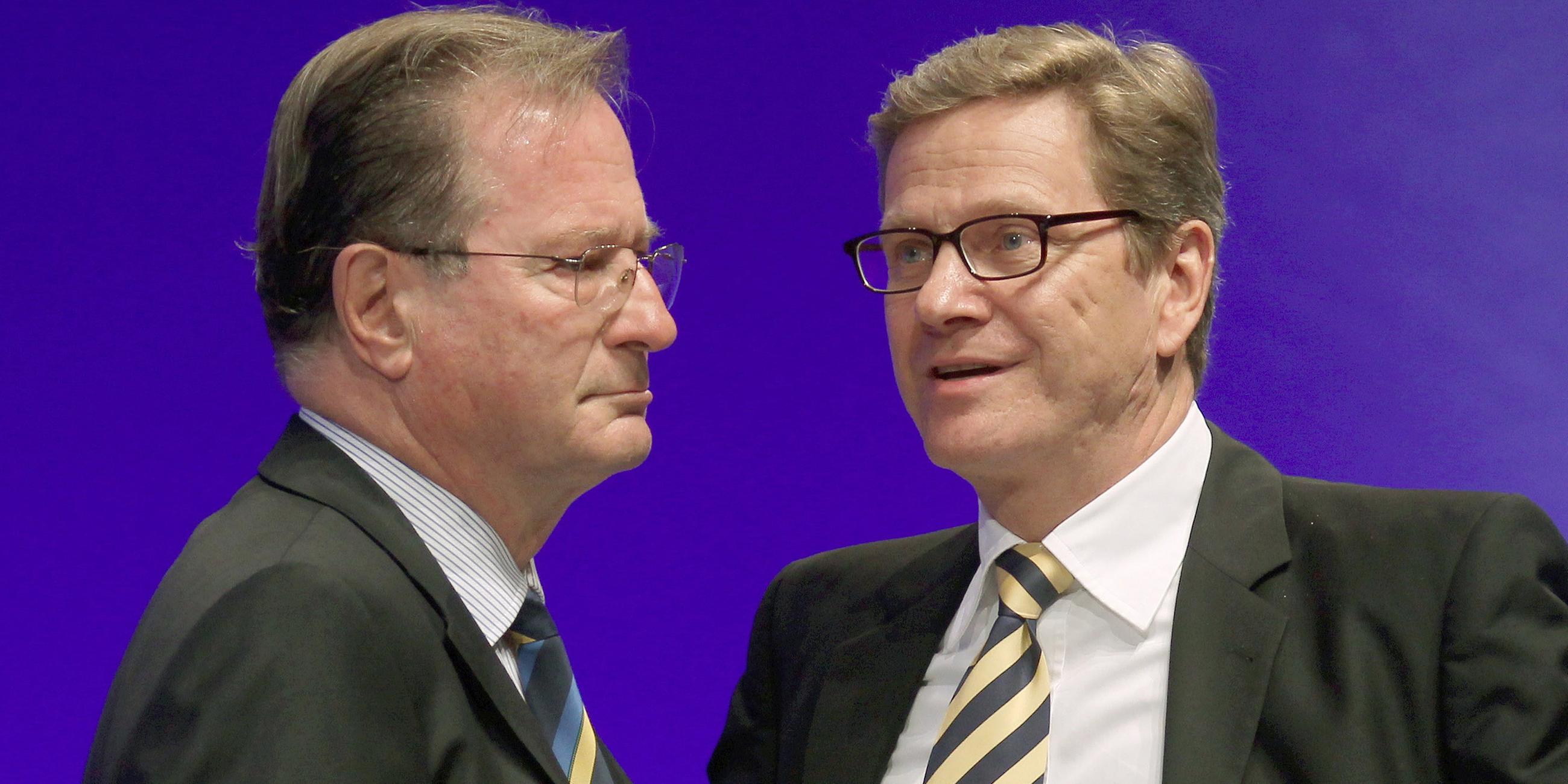 Klaus Kinkel und Guido Westerwelle (FDP) - (Archivbild vom 12.11.2011)