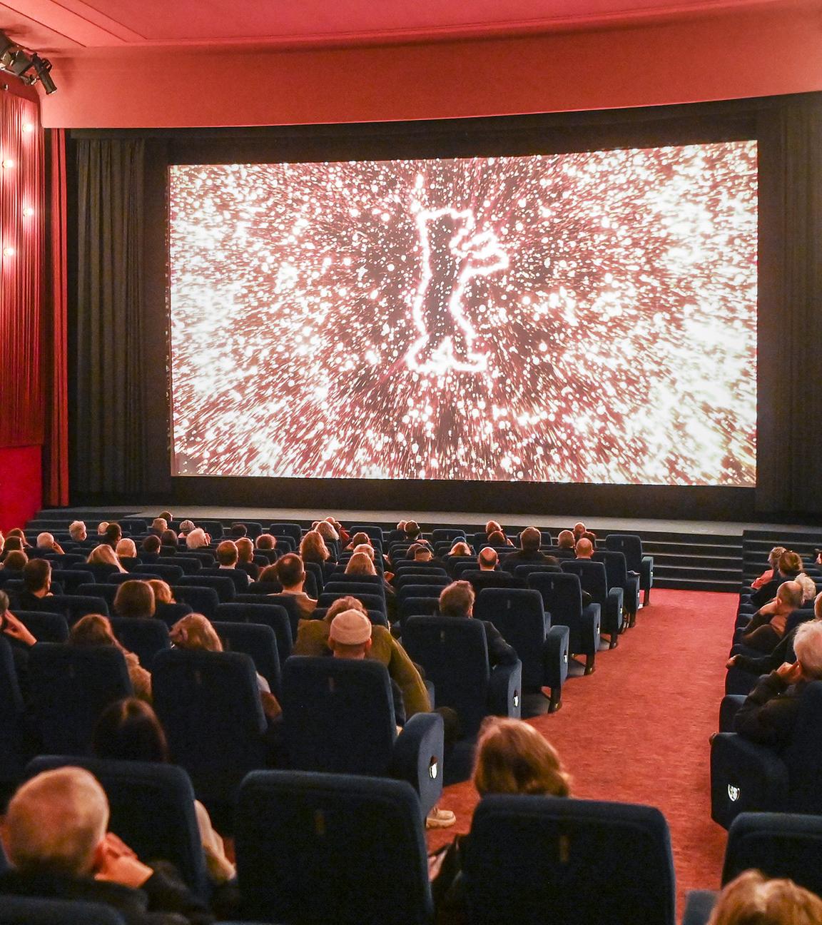 Kinobesucher im Delphi-Filmpalast, aufgenommen am 13.02.2022