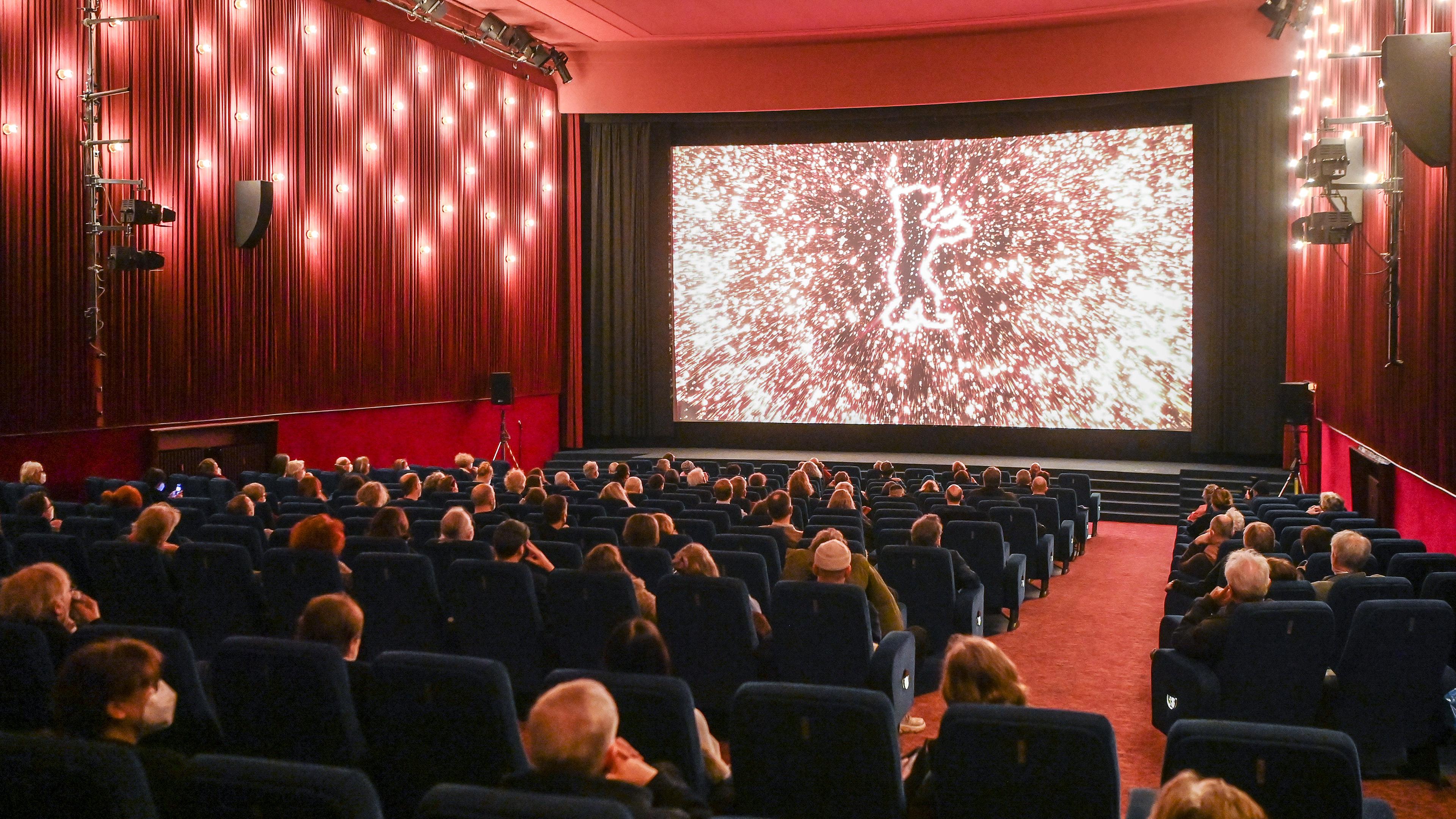 Kinobesucher im Delphi-Filmpalast, aufgenommen am 13.02.2022