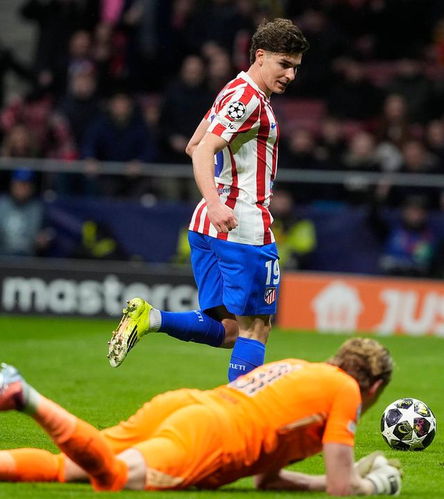 Madrids Mittelstürmer Julián Alvarez kann nach Kinskys Ausrutscher den Ball Richtung Tor führen und das 3:0 für Atletico erzielen