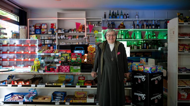 Schwester Birgit steht für ein Portrait im Kiosk.