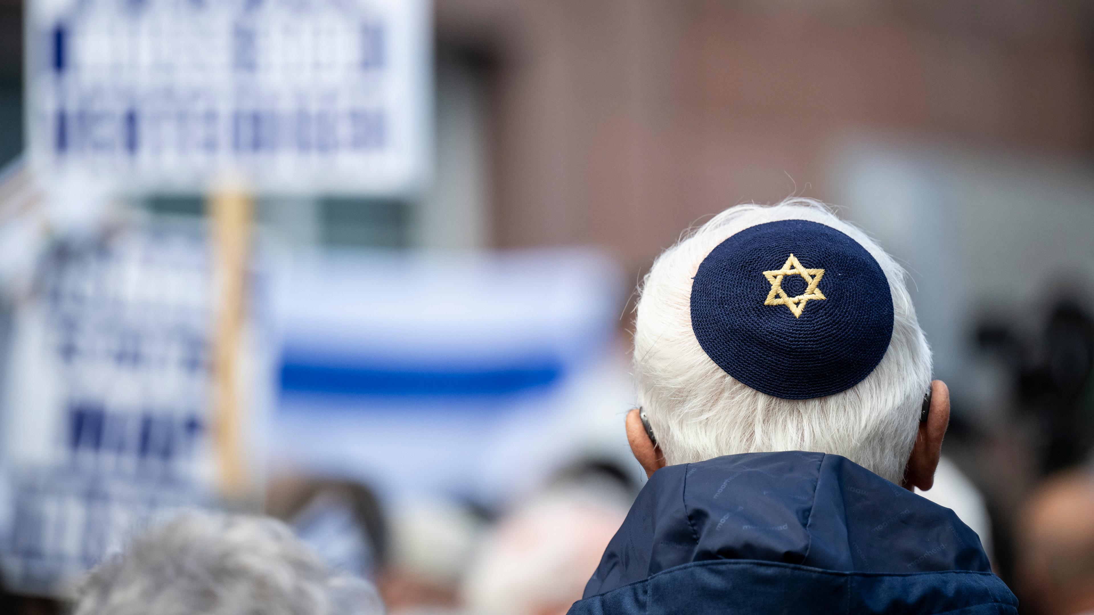 Ein Teilnehmer einer Pro-Israel-Kundgebung trägt eine Kippa mit Davidsstern vor der Paulskirche in Frankfurt. 