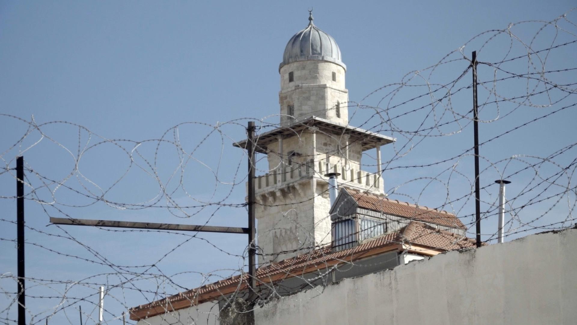 "Kippa, Kirchen und Koran - Konfliktherd Jerusalem": Minarett mit Stacheldraht in Jerusalem.