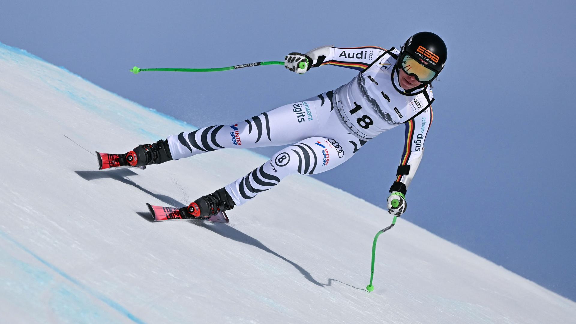 Die deutsche Skirennläuferin Kira Weidle-Winkelmann fährt beim FIS Ski Alpin Weltcup in Crans-Montana den Hang hinab