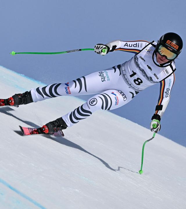 Die deutsche Skirennläuferin Kira Weidle-Winkelmann fährt beim FIS Ski Alpin Weltcup in Crans-Montana den Hang hinab